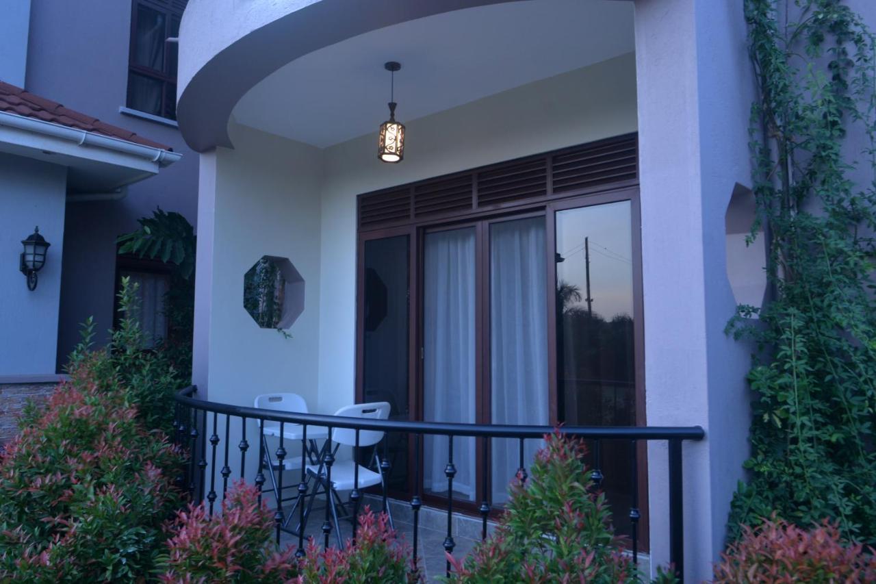 Akasu Bed And Breakfast Кампала Екстериор снимка