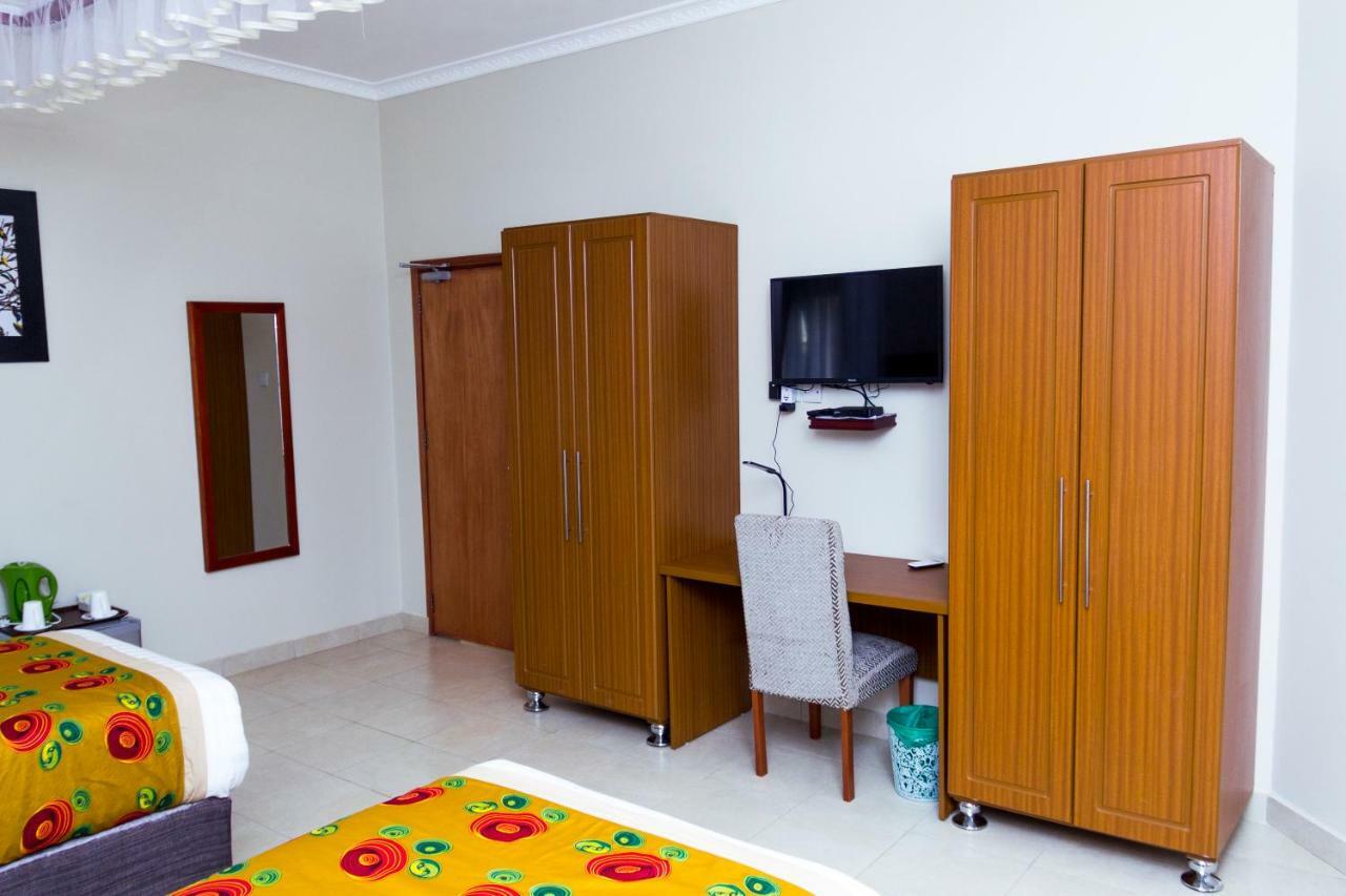 Akasu Bed And Breakfast Кампала Екстериор снимка