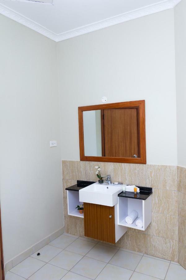 Akasu Bed And Breakfast Кампала Екстериор снимка