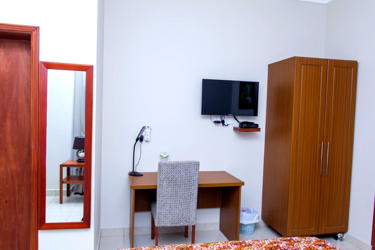 Akasu Bed And Breakfast Кампала Екстериор снимка