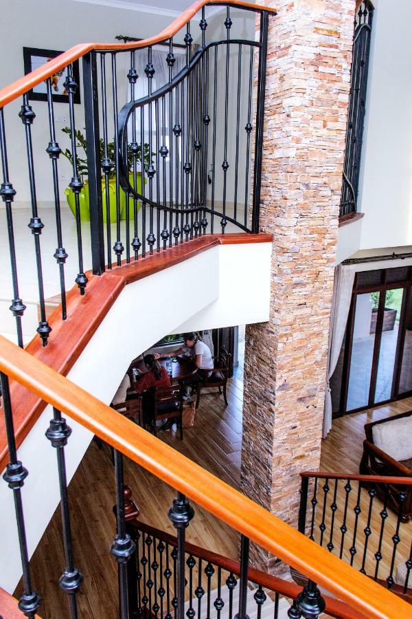 Akasu Bed And Breakfast Кампала Екстериор снимка